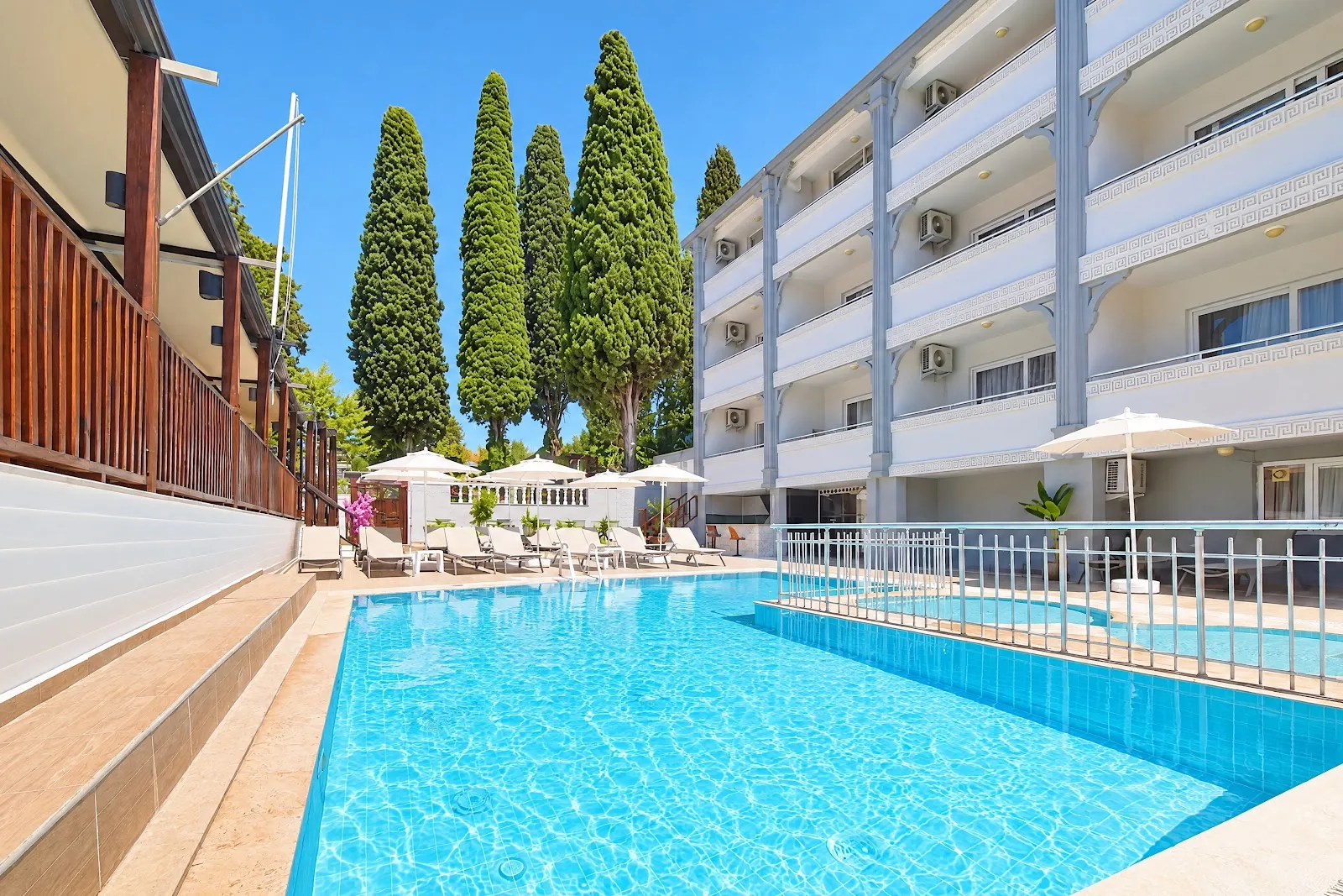 Side Castle Beach Hotel havuz ve güneşlenme alanı